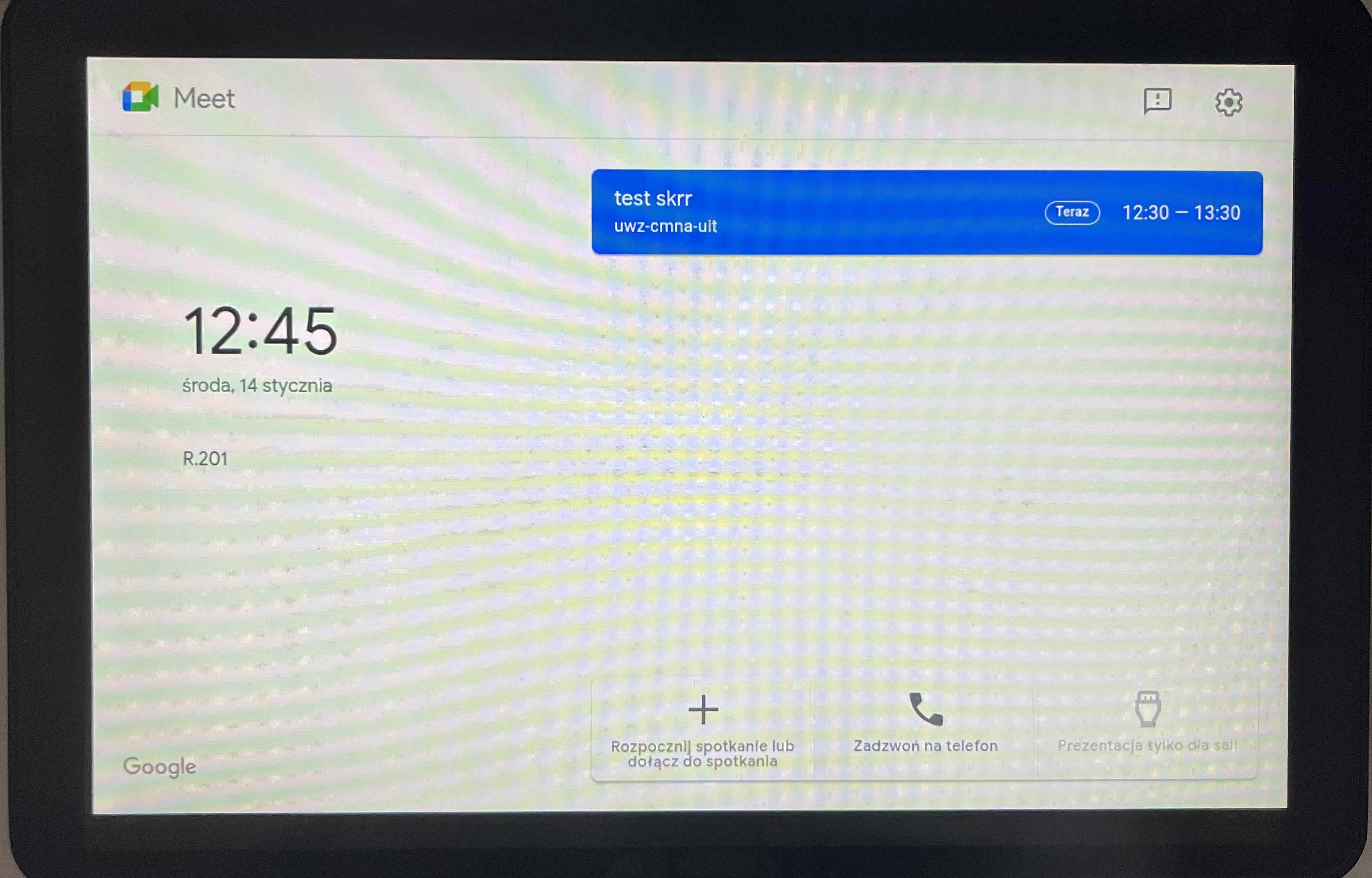 Tablet Logitech w sali konferencyjnej – ekran dołączania do spotkania