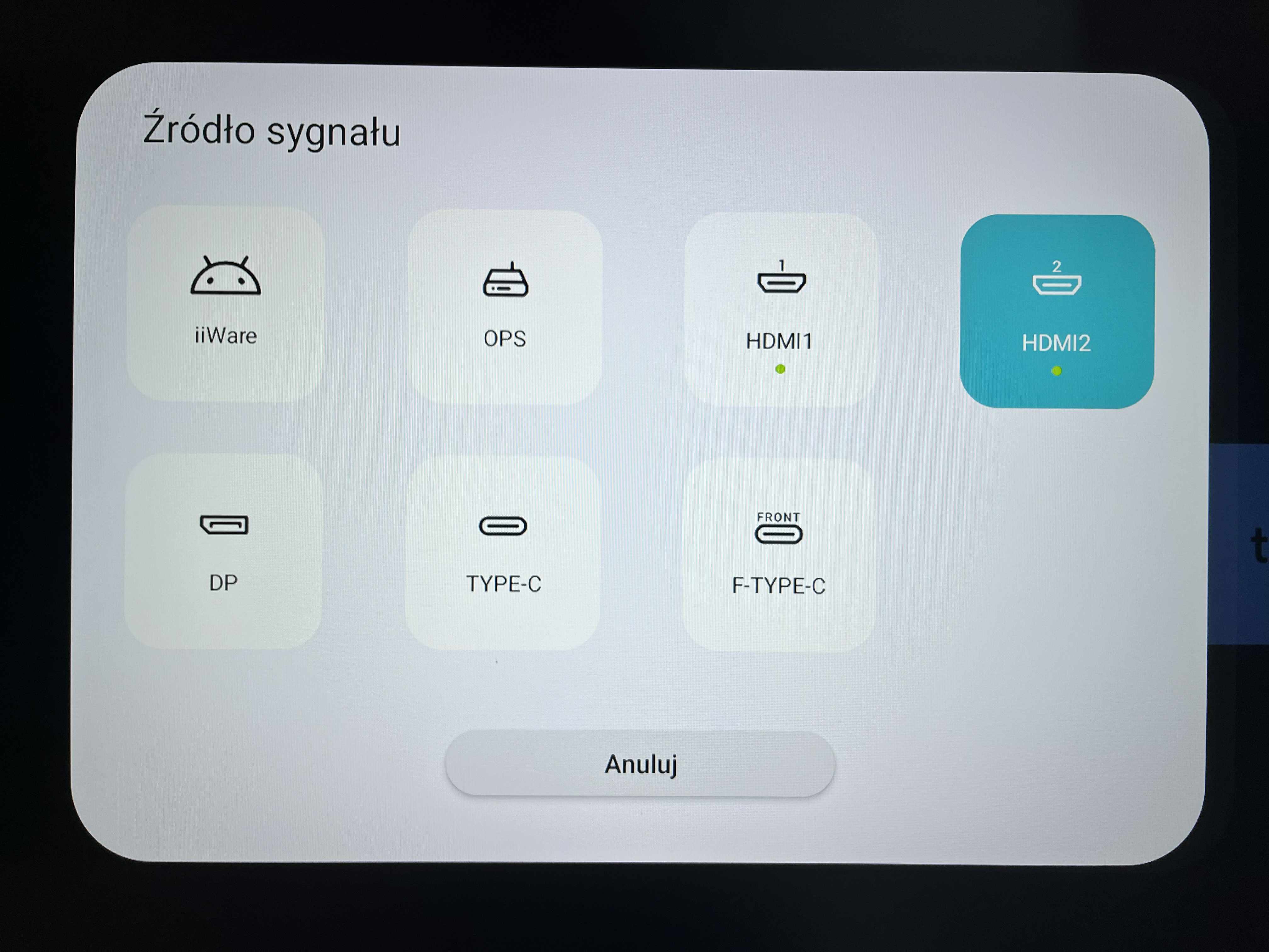 Kabel USB-C na stole w sali R.201
