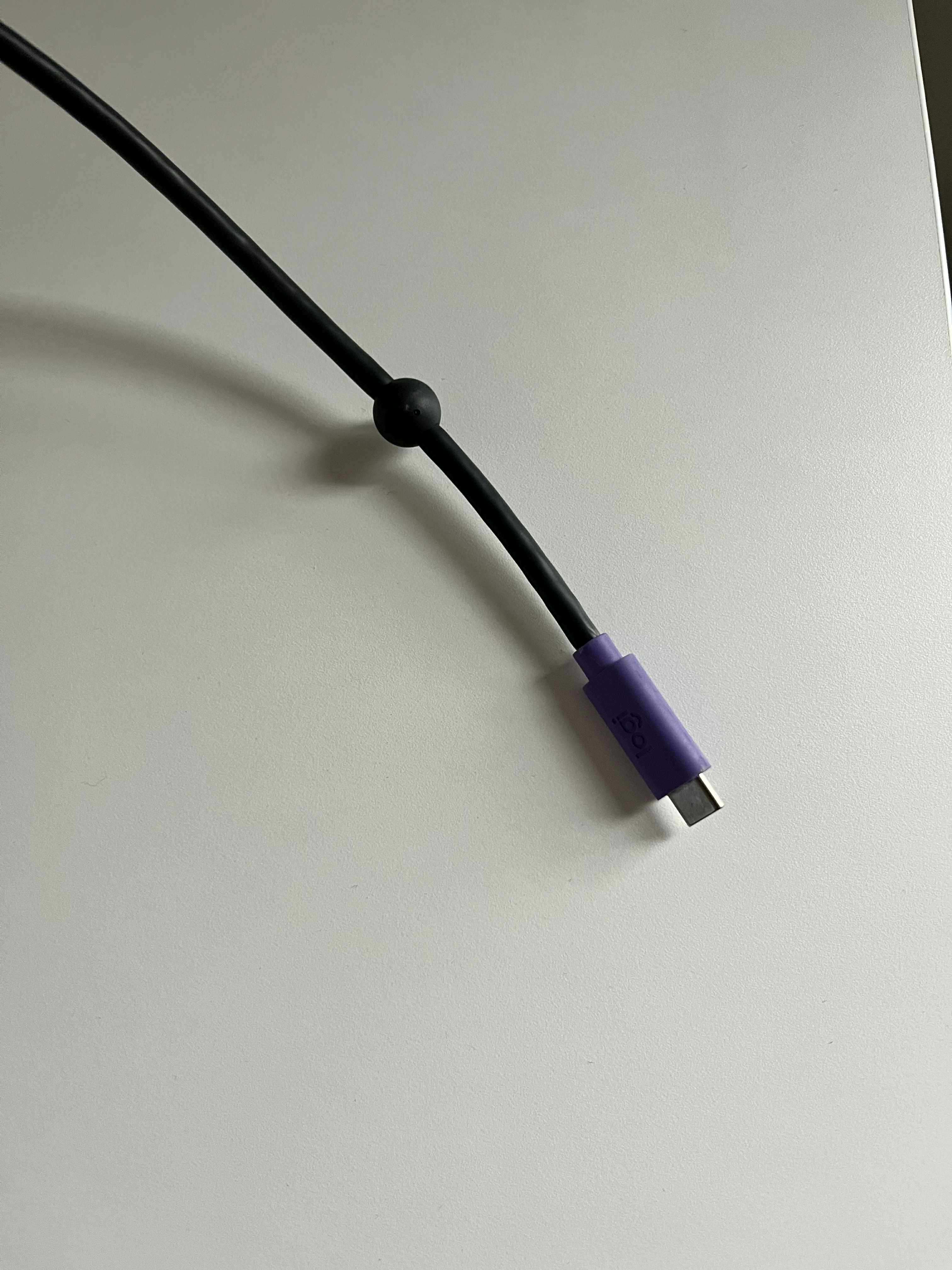 Kabel USB-C na stole w sali R.201